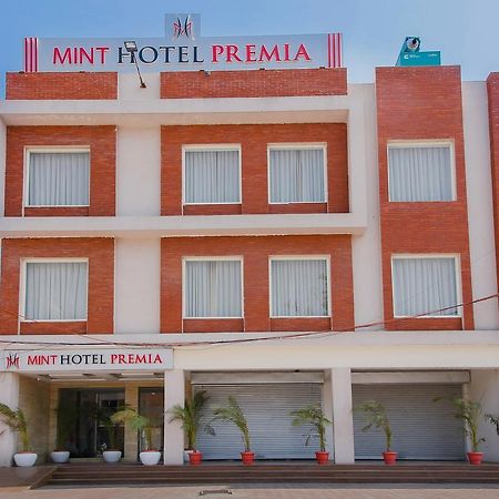 Mint Hotel Premia Chandigarh, Zirakpur Dış mekan fotoğraf